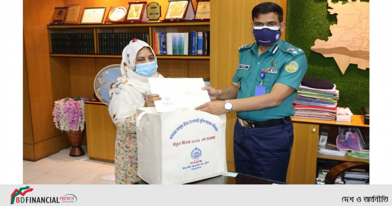 আইজিপির উপহার বিতরণ করলেন আরএমপি কমিশনার