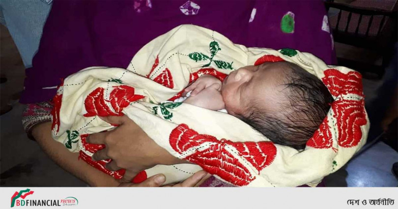 ১৪ ঘণ্টা পর নবজাতককে মায়ের কোলে ফিরিয়ে দিলো নরসিংদী মডেল থানা পুলিশ