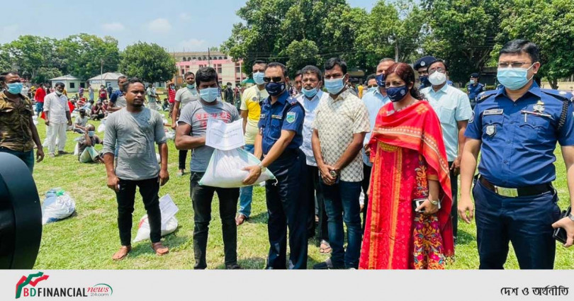 পরিবহন শ্রমিকদের মাঝে ত্রাণ বিতরণ করলো সিরাজগঞ্জ জেলা পুলিশ