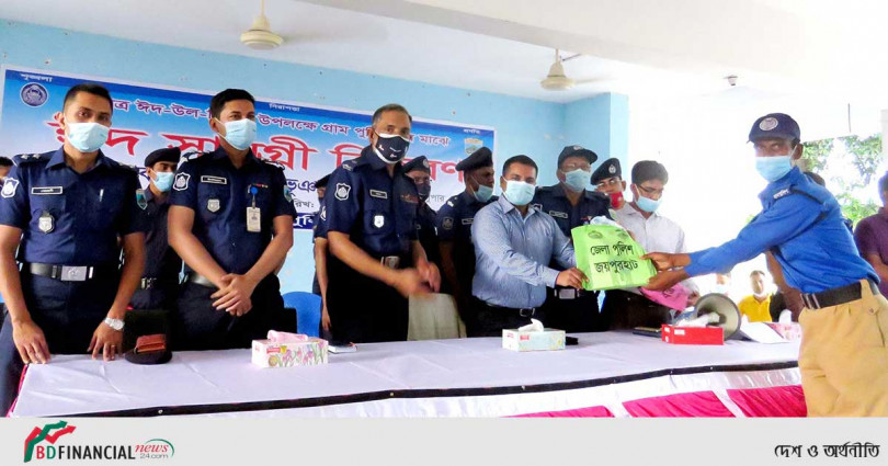 জয়পুরহাটে গ্রাম পুলিশদের মাঝে ঈদ সামগ্রী বিতরণ