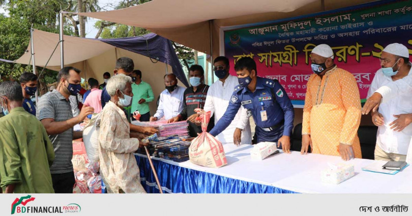 আঞ্জুমান মুফিদুল ইসলাম এর অর্থায়নে ত্রাণ বিতরণ অনুষ্ঠানে খুলনার পুলিশ সুপার