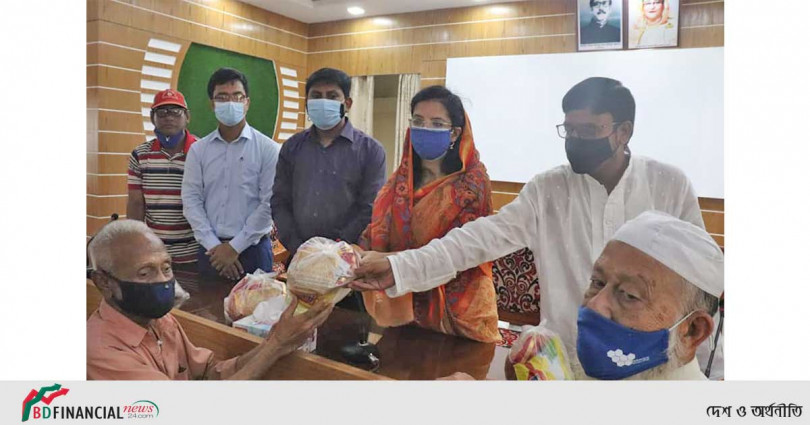 ৩০০ বীর মুক্তিযোদ্ধার মধ্যে প্রধানমন্ত্রীর উপহার বিতরণ করলেন জামালপুরের জেলা প্রশাসক