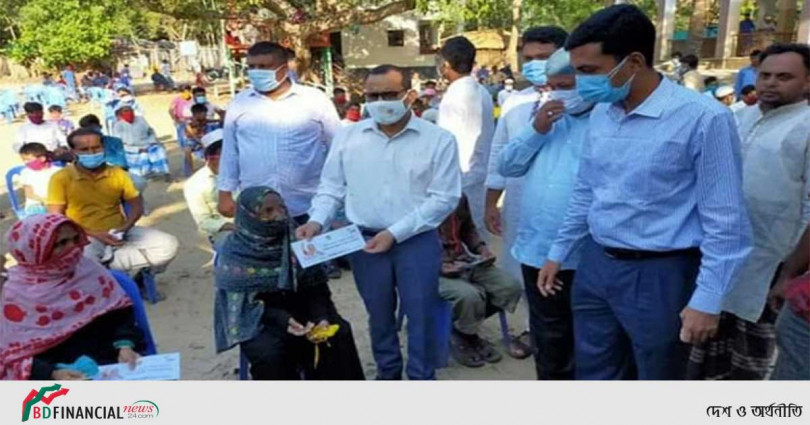 স্বাস্থ্যবিধি ও সামাজিক দূরত্ব বজায় রেখে টেকনাফে প্রধানমন্ত্রীর ঈদ উপহার বিতরণ