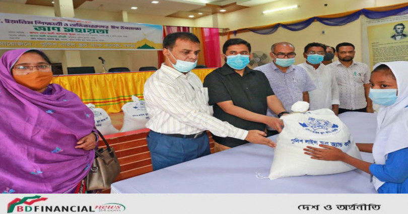 বগুড়া পুলিশ লাইন্স স্কুলের দরিদ্র শিক্ষার্থীদের খাদ্য সহায়তা