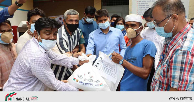কর্মহীন অসহায় পরিবারের মাঝে প্রধানমন্ত্রীর উপহার বিতরণ করলেন ঢাকার জেলা প্রশাসক