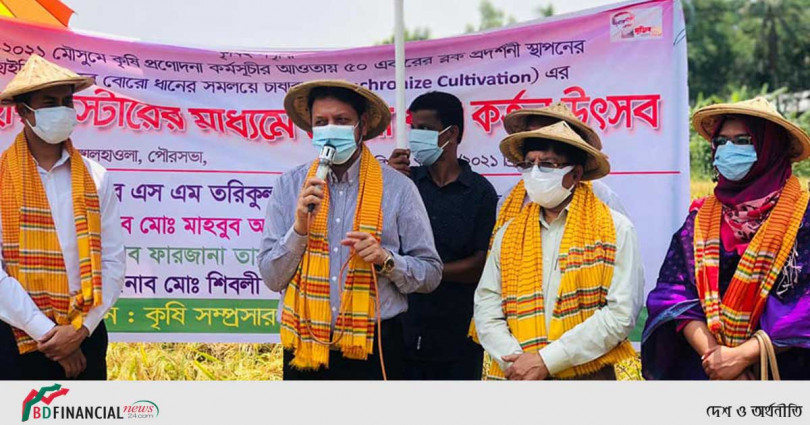 ধান কাটা উৎসবে অংশ নিলেন গাজীপুরের জেলা প্রশাসক