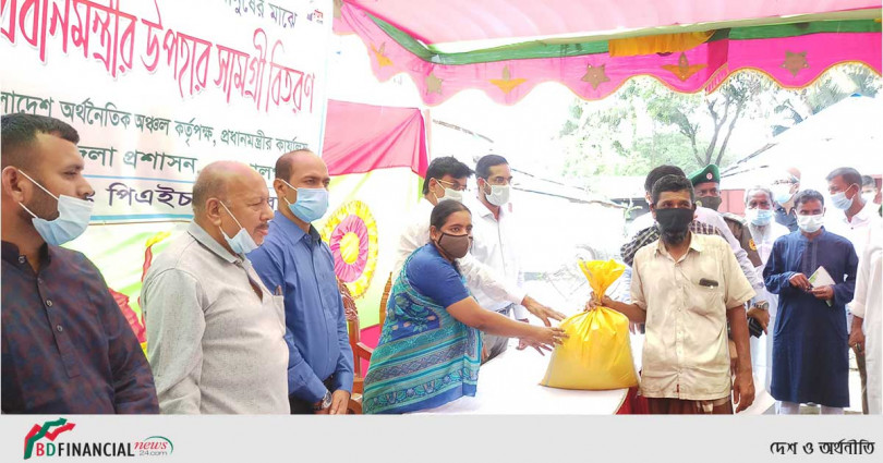মুকসুদপুরে আশ্রয়নকেন্দ্রে প্রধানমন্ত্রীর ঈদ উপহার সামগ্রী বিতরণ