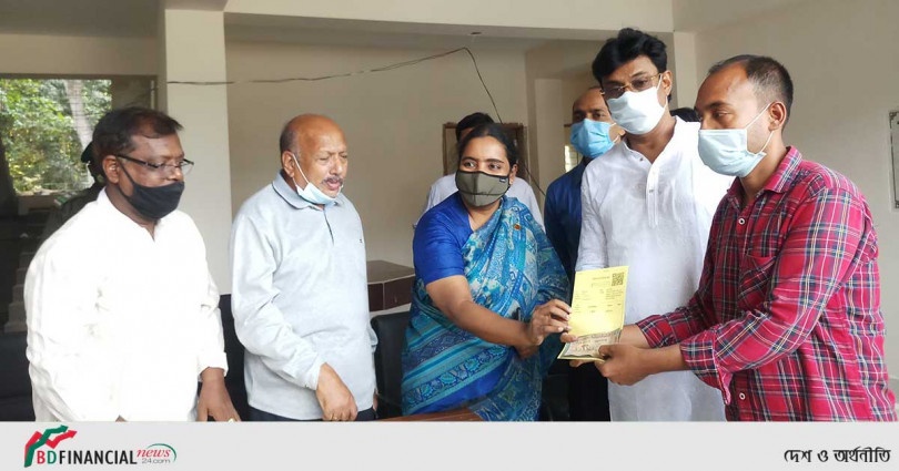 মুকসুদপুর পৌরসভার ভিজিএফের নগদ টাকা বিতরণ