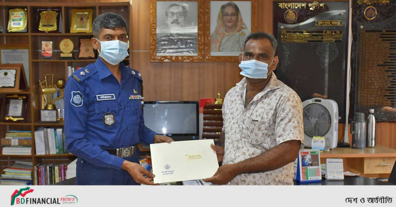 আইজিপির শুভেচ্ছা উপহার পৌছে দিলেন ফরিদপুর জেলার পুলিশ সুপার মোঃ আলিমুজ্জামান