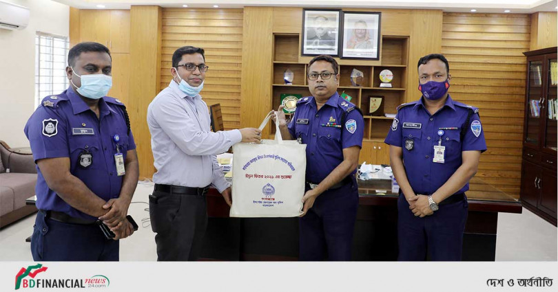 আইজিপির শুভেচ্ছা উপহার পৌছে দিলেন চট্টগ্রামের পুলিশ সুপার