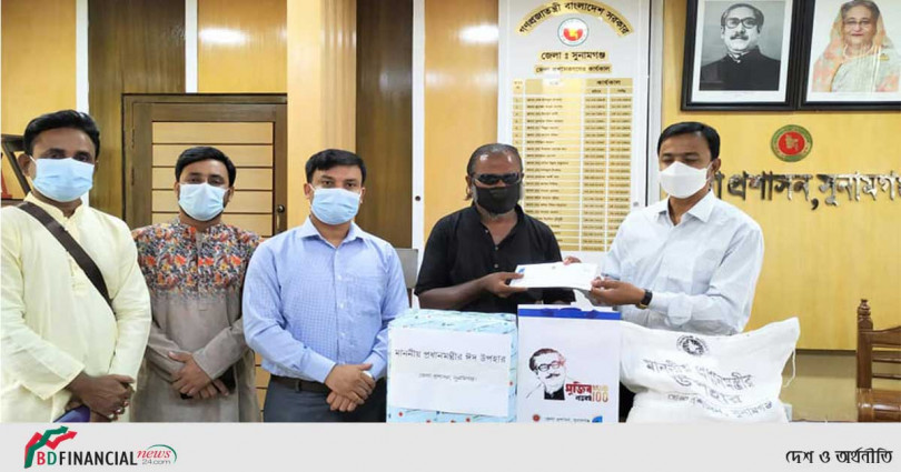 প্রধানমন্ত্রীর ঈদ উপহার পেলেন দৃষ্টি প্রতিবন্ধী বাউল শিল্পী গোলাপ মিয়া
