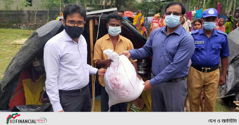 অসহায় ও কর্মহীন বেদে পরিবারে সহায়তা দিলেন গাইবান্ধার জেলা প্রশাসক
