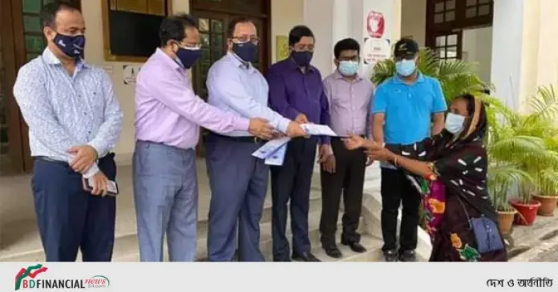 কর্মচারীদেরকে আর্থিক অনুদান দিয়েছে অফিসার্স ক্লাবের কল্যাণ ও সেবা উপ কমিটি