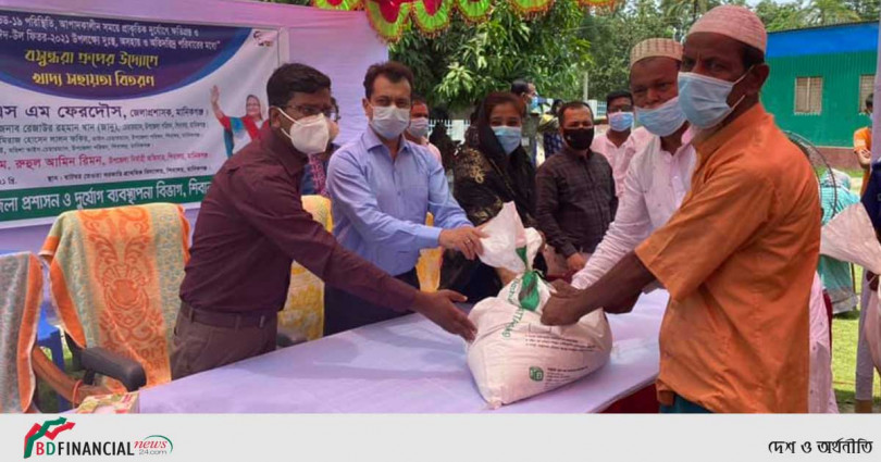 বসুন্ধরা গ্রুপের সহায়তায় ৫০০ পরিবারের মধ্যে মানবিক সহায়তা প্রদান করলেন মানিকগঞ্জের জেলা প্রশাসক