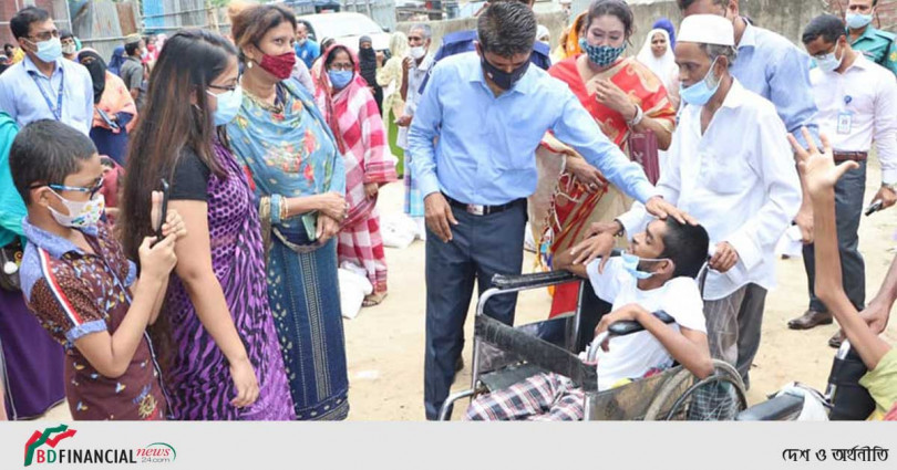২০৫ প্রতিবন্ধী পরিবারের মাঝে প্রধানমন্ত্রীর উপহার বিতরণ করলেন ঢাকার জেলা প্রশাসক