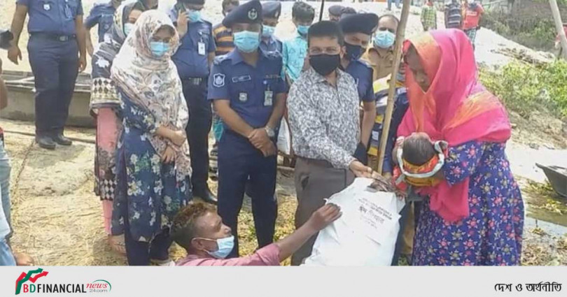 মুন্সিগঞ্জে বেদে সম্প্রদায় ও তৃতীয় লিঙ্গের মাঝে ঈদ সামগ্রী বিতরণ করলেন ডিআইজি হাবিবুর রহমান