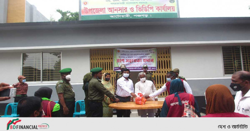আটোয়ারীতে আনসার ও ভিডিপি সদস্যদের মাঝে ত্রাণ সহায়তা প্রদান