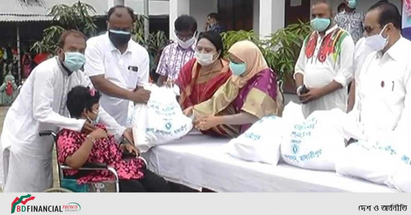 মাদারীপুরে প্রতিবন্ধী ৫শ’ শিক্ষার্থীদের মাঝে ত্রাণ সামগ্রী বিতরণ