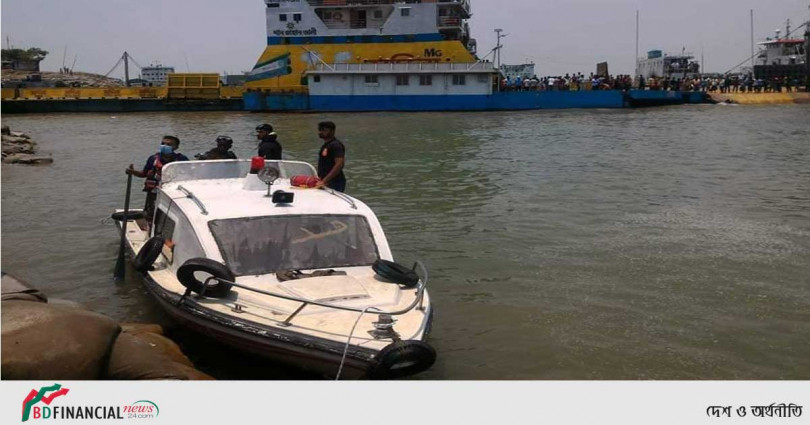 দৌলতদিয়াতে ফেরিতে উঠতে গিয়ে মাইক্রোবাস নদীতে