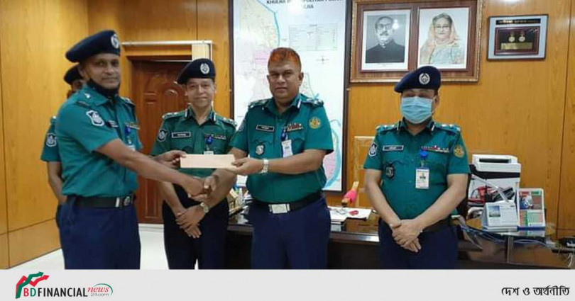 ভালো কাজের স্বীকৃতি স্বরুপ  নগদ অর্থ  পুরস্কার দিলেন কেএমপি  কমিশনার