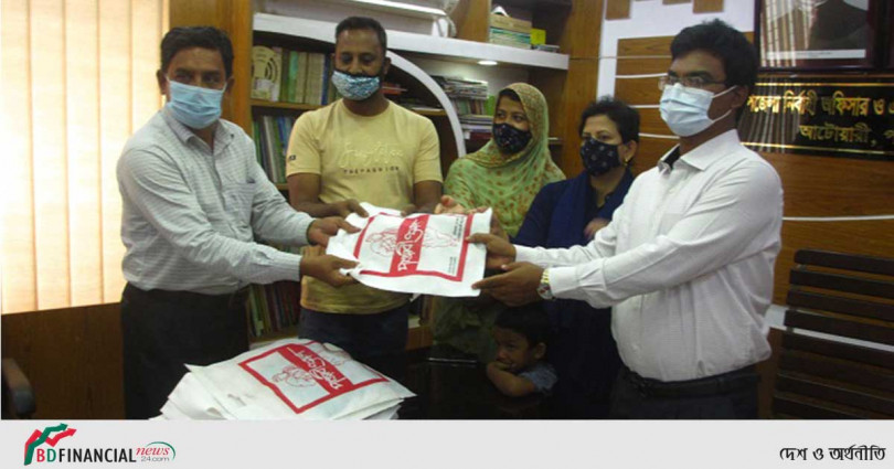 আটোয়ারীতে ইউএনও’র নিজস্ব অর্থায়নে পাঞ্জাবী বিতরণ