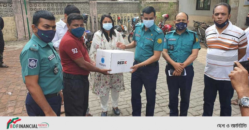 ডিএমপি কমিশনারের উপহার পৌছে দিলেন ডিসি ওয়ারী শাহ ইফতেখার আহমেদ