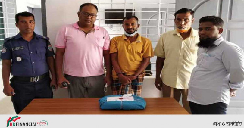 ১ কেজি গাঁজাসহ বাসচালক আটক