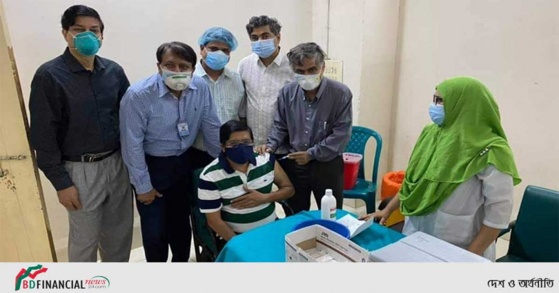 করোনা ভ্যাকসিন এর ২য় ডোজ নিলেন অতিরিক্ত সচিব মেসবাহ উদ্দিন