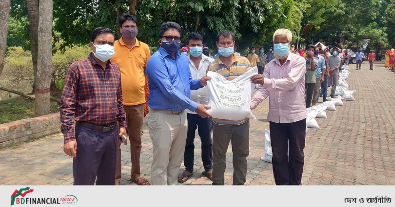 বগুড়ায় সংবাদপত্র হকারদের মাঝে মাননীয় প্রধানমন্ত্রীর উপহার বিতরণ