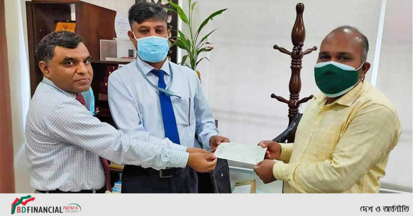 ক্ষতিগ্রস্থদের মাঝে বিতরণের লক্ষ্যে সিরাজগঞ্জের জেলা প্রশাসককে যমুনা ব্যাংকের দশ লাখ টাকার চেক হস্তান্তর