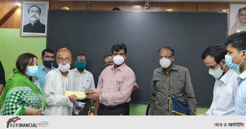 নাটোরে প্রধানমন্ত্রীর মানবিক সহায়তা বিতরণ করলেন জেলা প্রশাসক