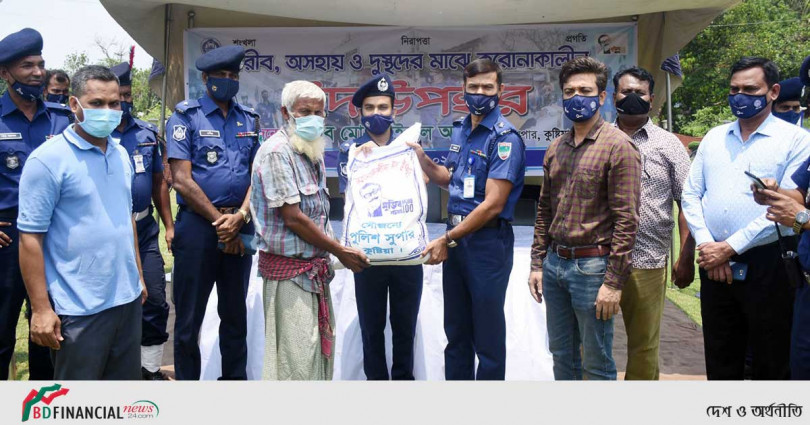 ব্যক্তিগত উদ্যোগে করোনাকালীন ঈদ উপহার সামগ্রী বিতরণ করলেন কুষ্টিয়ার পুলিশ সুপার