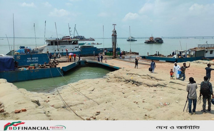 যাত্রীর অপেক্ষায় শিমুলিয়া-বাংলাবাজার ফেরিঘাট !