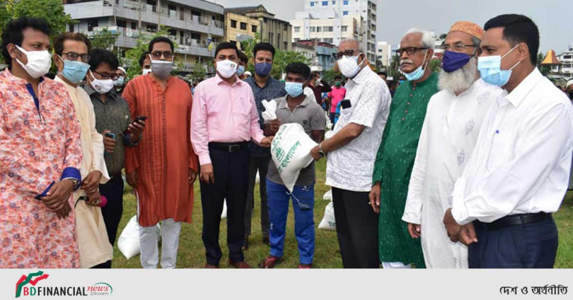 বিভিন্ন শ্রেণি পেশার কর্মজীবীদের মাঝে খুলনা জেলা প্রশাসনের খাদ্য সহায়তা বিতরণ অব্যাহত