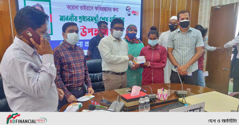 তরুন খেলোয়াড়দের প্রধানমন্ত্রীর উপহার প্রদান করলেন বগুড়ার জেলা প্রশাসক