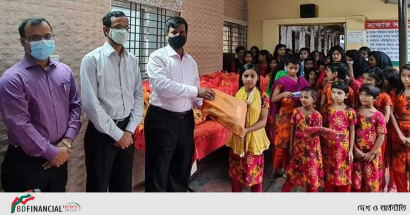 দিঘাপতিয়ায় এতিম শিশুদের মাঝে জেলা প্রশাসকের ঈদ সামগ্রী বিতরণ
