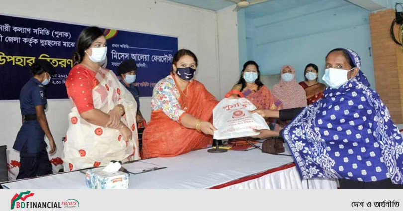 নরসিংদীতে দুঃস্থদের মাঝে ঈদ উপহার ও মাস্ক বিতরণ করলো পুনাক