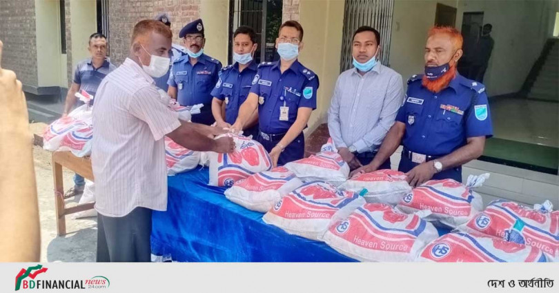 আনসার-পরিচ্ছন্ন কর্মী ও বাবুর্চিদের মাঝে ঈদ উপহার দিলেন নারায়ণগঞ্জের পুলিশ সুপার