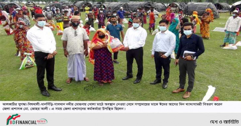 নদীর তীরে বেদে বহরে খাদ্যসামগ্রী নিয়ে হাজির জেলা প্রশাসক