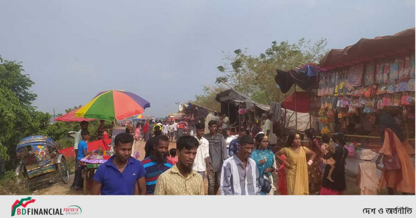 আড়াইহাজারের বিশনন্দী ফেরিঘাটে দর্শনার্থীদের ভিড়