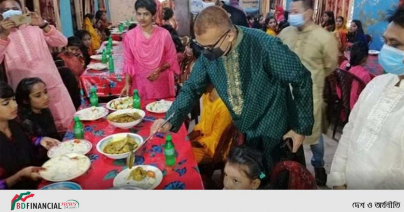 ঈদের দিন ৬৯ এতিম শিশুকে নিজের অর্থায়নে দুপুরের খাবার খাওয়ালেন নোয়াখালীর পুলিশ সুপার