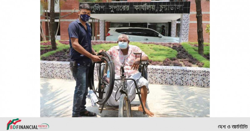 ইকবাল আহম্মেদ (৬০) এর হুইল চেয়ারকে ব্যবহার উপযোগী করে দিলেন চুয়াডাঙ্গার পুলিশ সুপার
