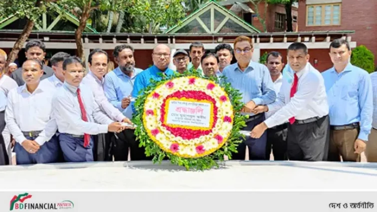 টুঙ্গীপাড়ায় বঙ্গবন্ধুর সমাধিতে অগ্রণী ব্যাংক এমডি এবং সিইও এর শ্রদ্ধা নিবেদন