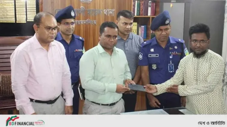 ময়মনসিংহে হারিয়ে যাওয়া ফোন উদ্ধার করে প্রকৃত মালিকের নিকট হস্তান্তর করল পুলিশ সুপার