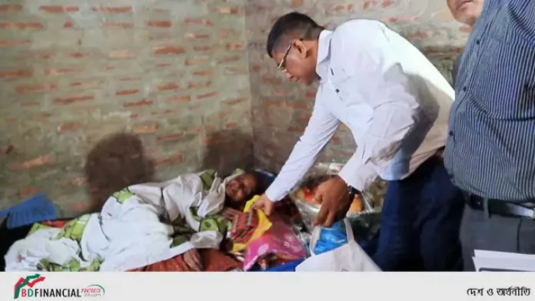 রাস্তায় ফেলে যাওয়া সেই বৃদ্ধার পাশে ডিসি