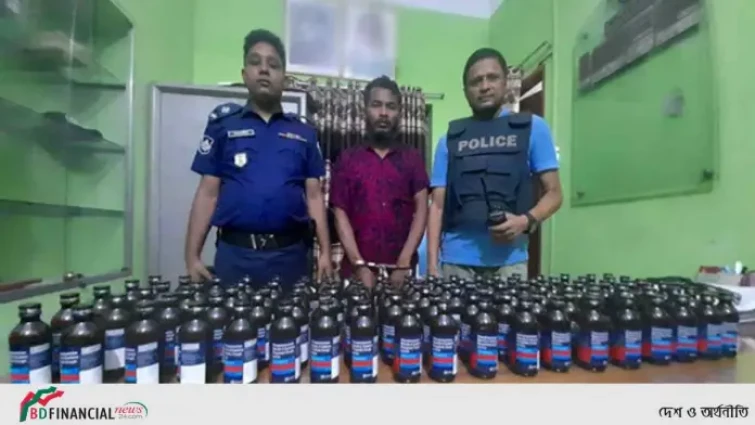 বাস থেকে নামতেই স্কুলব্যাগে মিলল ফেনসিডিল, আটক ১
