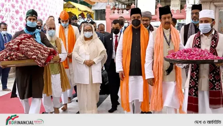 নিজামুদ্দিন আউলিয়ার মাজার জিয়ারত করলেন প্রধানমন্ত্রী