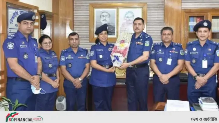 অতিরিক্ত ডিআইজি আবিদাকে ফুল দিয়ে শুভেচ্ছা জানান ডিআইজি দেবদাস ভট্টাচার্য্য