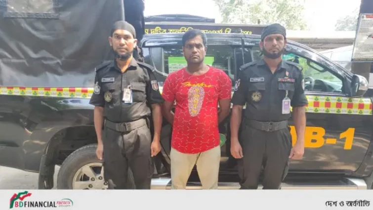 উত্তরা হতে ১ মাদক ব্যবসায়ীকে গ্রেফতার করেছে র্যাব-১