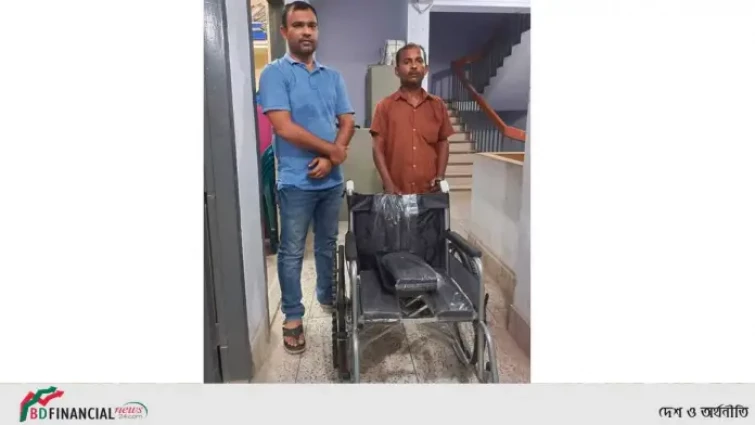 শারীরিক প্রতিবন্ধীকে হুইল চেয়ার উপহার দিলেন এসআই মিনহাজ